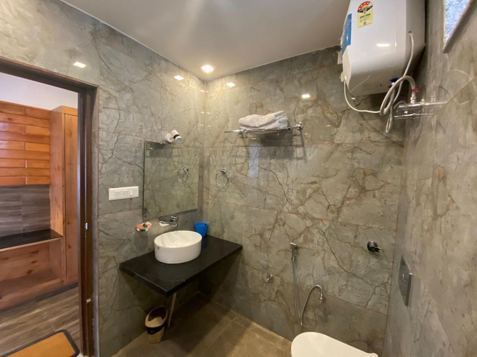 The Aesthetic Hotel & Restaurant Bhīm Tāl Extérieur photo